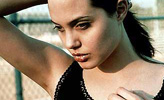 Gloria McNeary (Angelina Jolie)