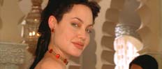 Julia Russell (Angelina Jolie)