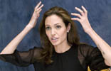 Angelina Jolie - tatouage bras (conf&eacute;rence de presse Beowulf)