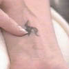 Angelina Jolie tatouage H