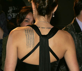 Angelina Jolie tatouage Pri&egrave;re bouddhiste