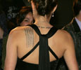 Angelina Jolie tatouage Pri&egrave;re bouddhiste